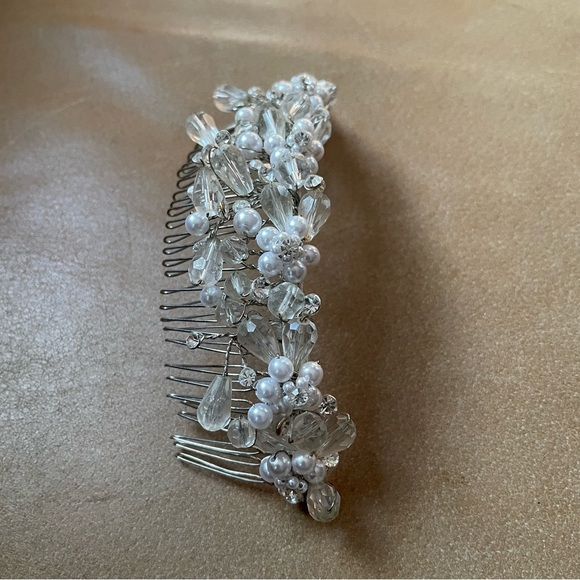 Beaded pearl rhinestone comb hair clip bridal wedding white silver floral flower - Picture 3 of 7